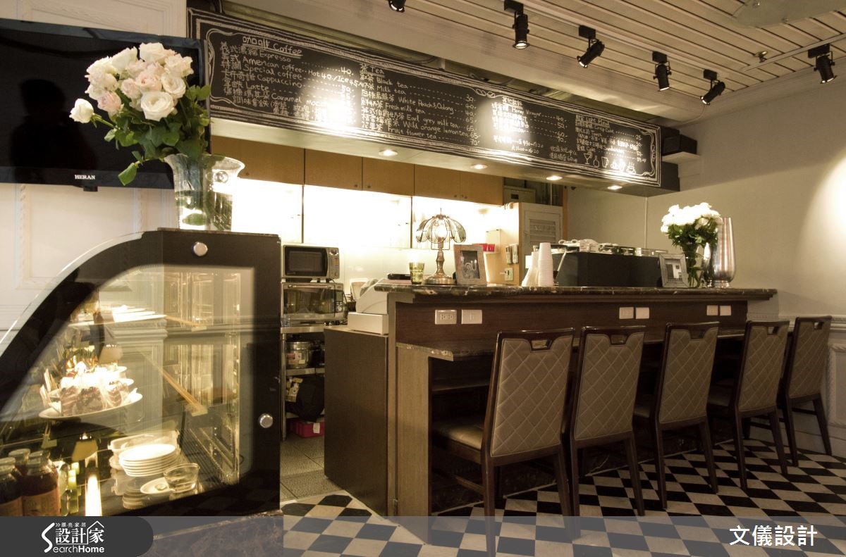 僅有 8 坪的精巧咖啡廳座落在捷運站裡，在龐雜煩亂的